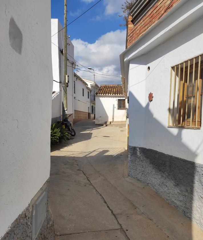 Imagen secundaria 2 - Fotografía de La Zorrilla, ganadora de un concurso local. Cerámica con los símbolos de La Zorrilla. Calle de Triana. 