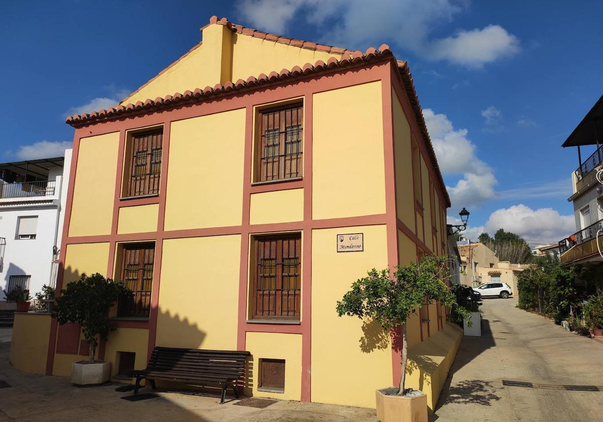 Imagen principal - Antiguo café-teatro, hoy usado como casa de la cultura. El camaleón es relativamente abundante en la zona. Francisco Medina difunde los atractivos de Triana.