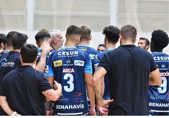 Los jugadores del Trops Málaga en un tiempo muerto con Quino Soler en un partido de pretemporadada.