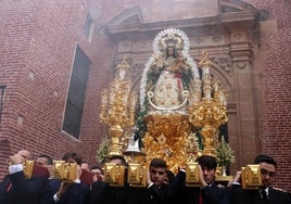 Salida de la Virgen de los Remedios del interior de la iglesia de los Mártires el año pasado.