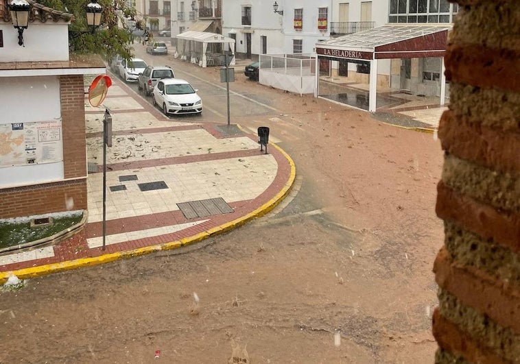 La granizada ha inundado las calles de Sierra de Yeguas.