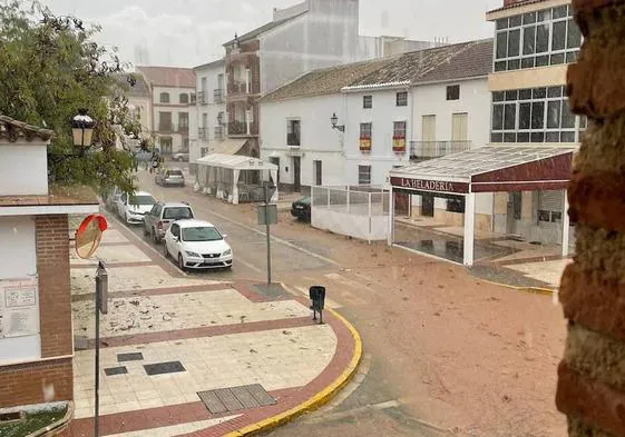La granizada ha inundado las calles de Sierra de Yeguas.