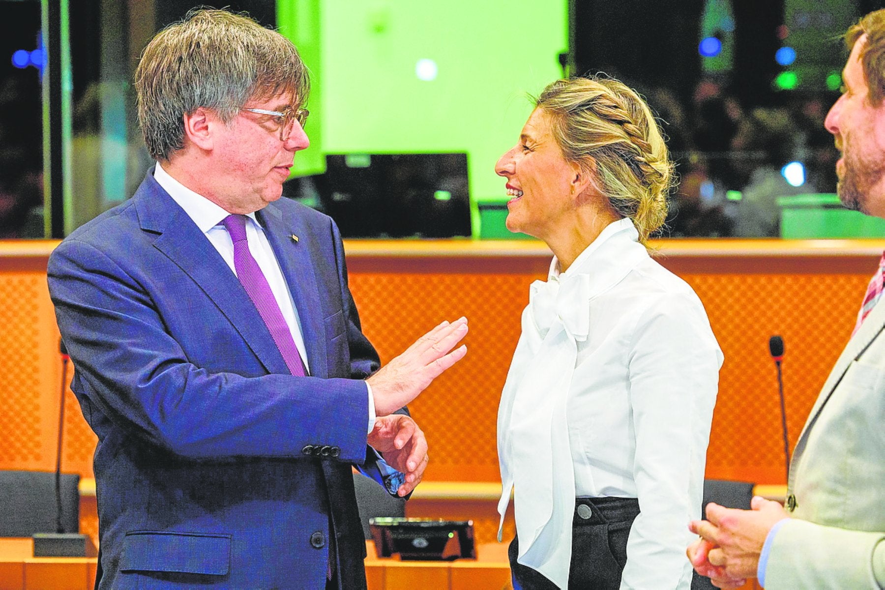 La vicepresidenta del Gobierno en funciones Yolanda Díaz con Carles Puigdemont. efe