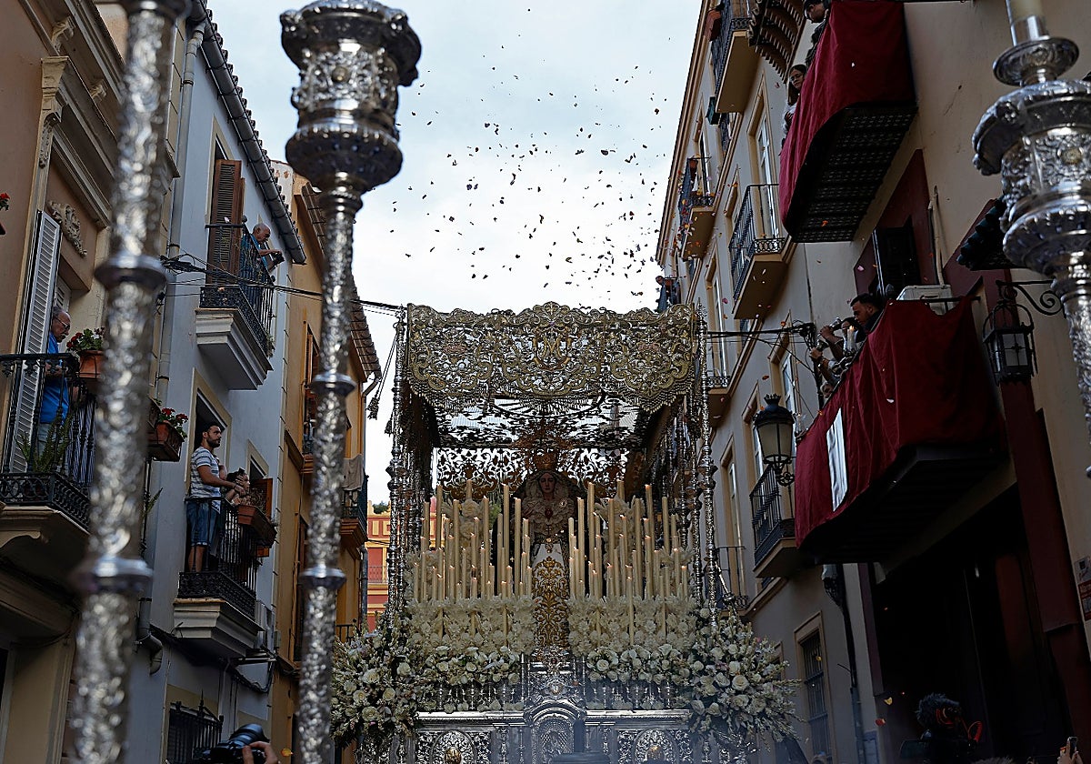 Petalada a la Virgen de la Caridad desde los balcones de la casa hermandad de la Cofradía de la Humildad.