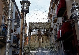 Petalada a la Virgen de la Caridad desde los balcones de la casa hermandad de la Cofradía de la Humildad.