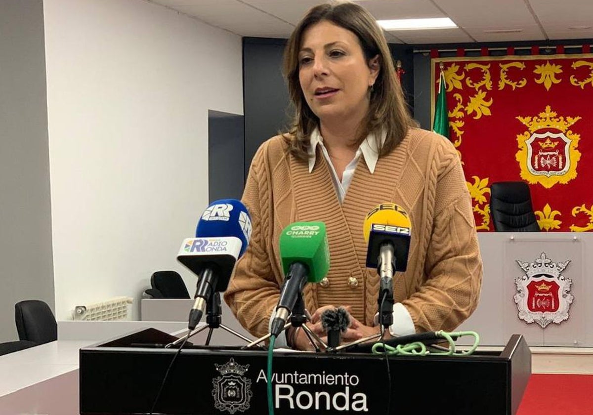 La alcaldesa de Ronda durante una rueda de prensa, en una imagen de archivo.