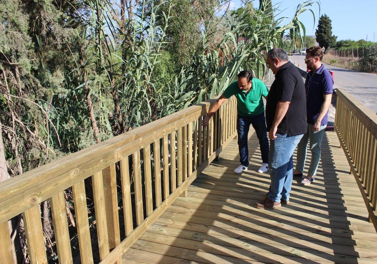 El alcalde de Pizarra, Félix Lozano, visita las obras del nuevo sendero del Corredor Verde.