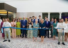 Corte de cinta en la inauguración del Hotel El Fuerte.