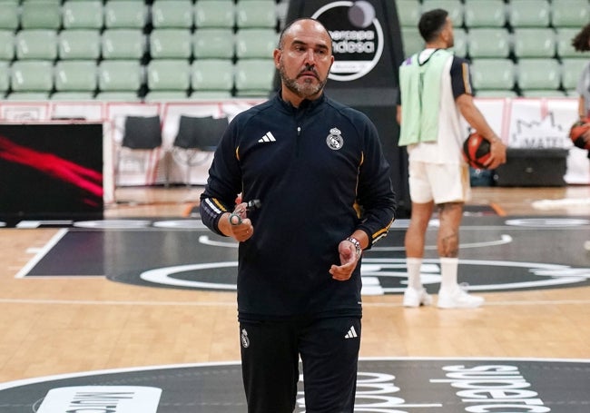 Chus Mateo, en el entrenamiento de esta mañana del Real Madrid en el Palacio de los Deportes de Murcia.