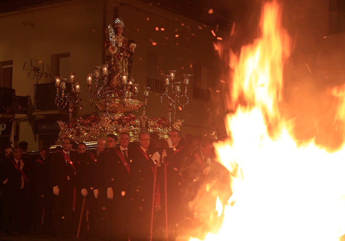 Candela ofrecida en la plaza de Santiago.