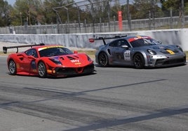 Álvaro Fontes en el circuito adelantando con un Ferrari rojo al Porsche gris.