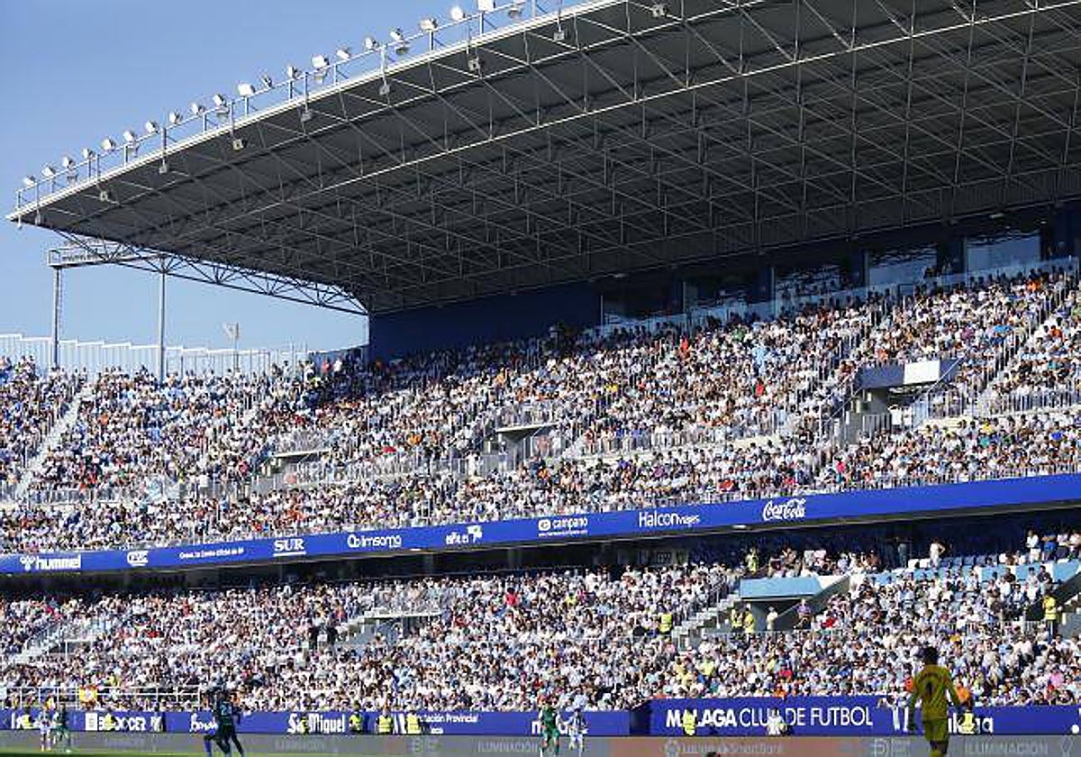 Panorámica de toda la grada de Preferencia de La Rosaleda.