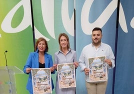 La delegada territorial de Turismo, Cultura y Deporte, Gemma del Corral; la alcaldesa de Almogía, Antonia García, y el edil, Juan Pino, durante la presentación del evento.