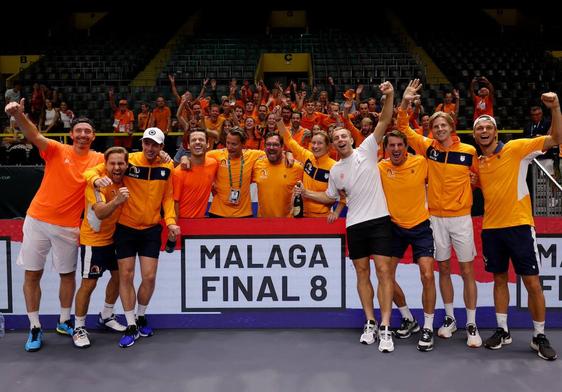 El equipo de Países Bajos de Copa Davis celebra su pase a la Final 8 de Málaga.