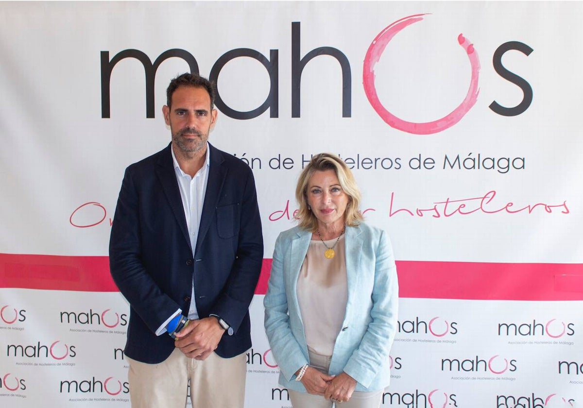 La delegada de Empleo, junto al presidente de Mahos.