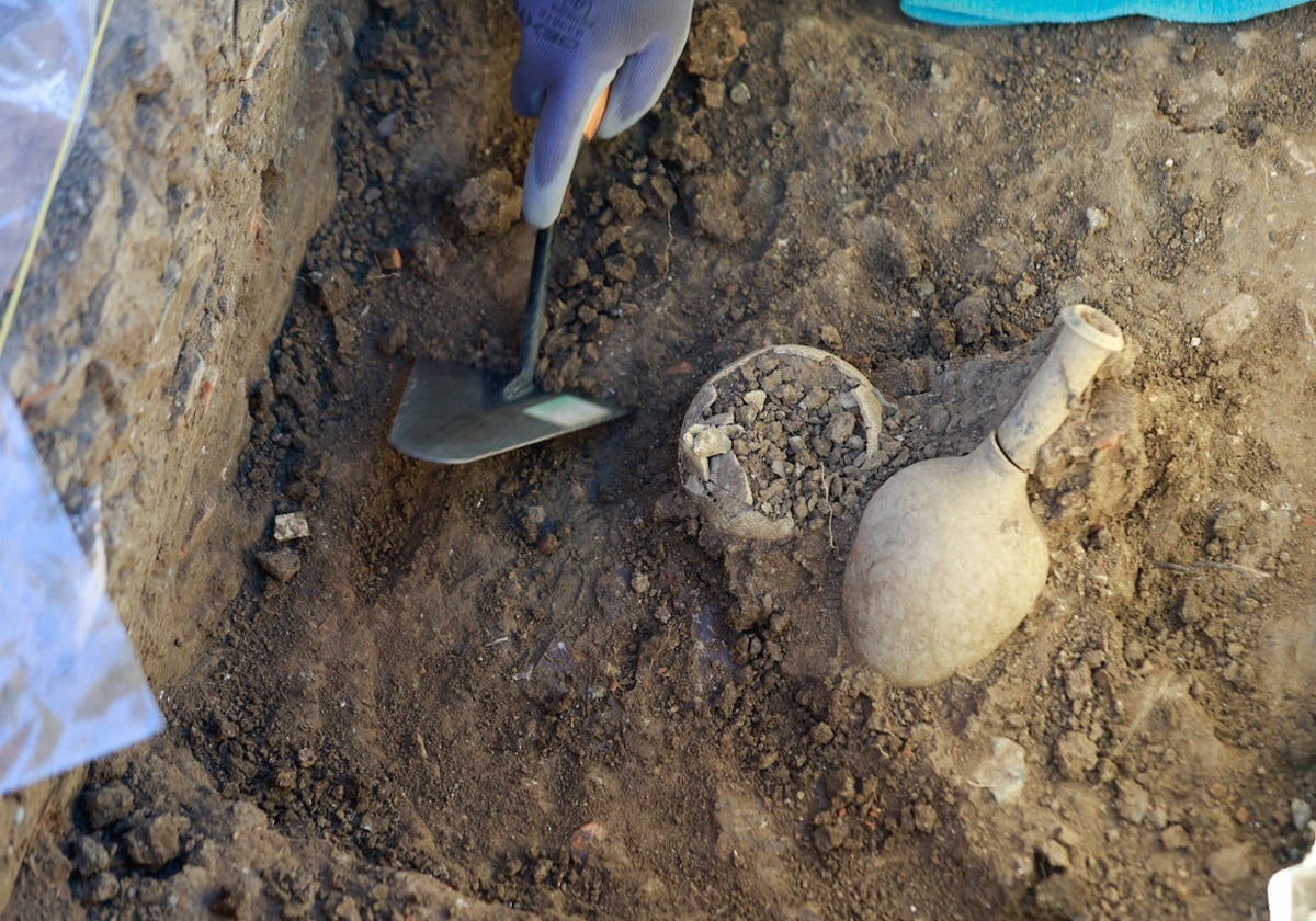 Ungüentarios excavados esta misma mañana que pertenecen a época púnico-helenística.