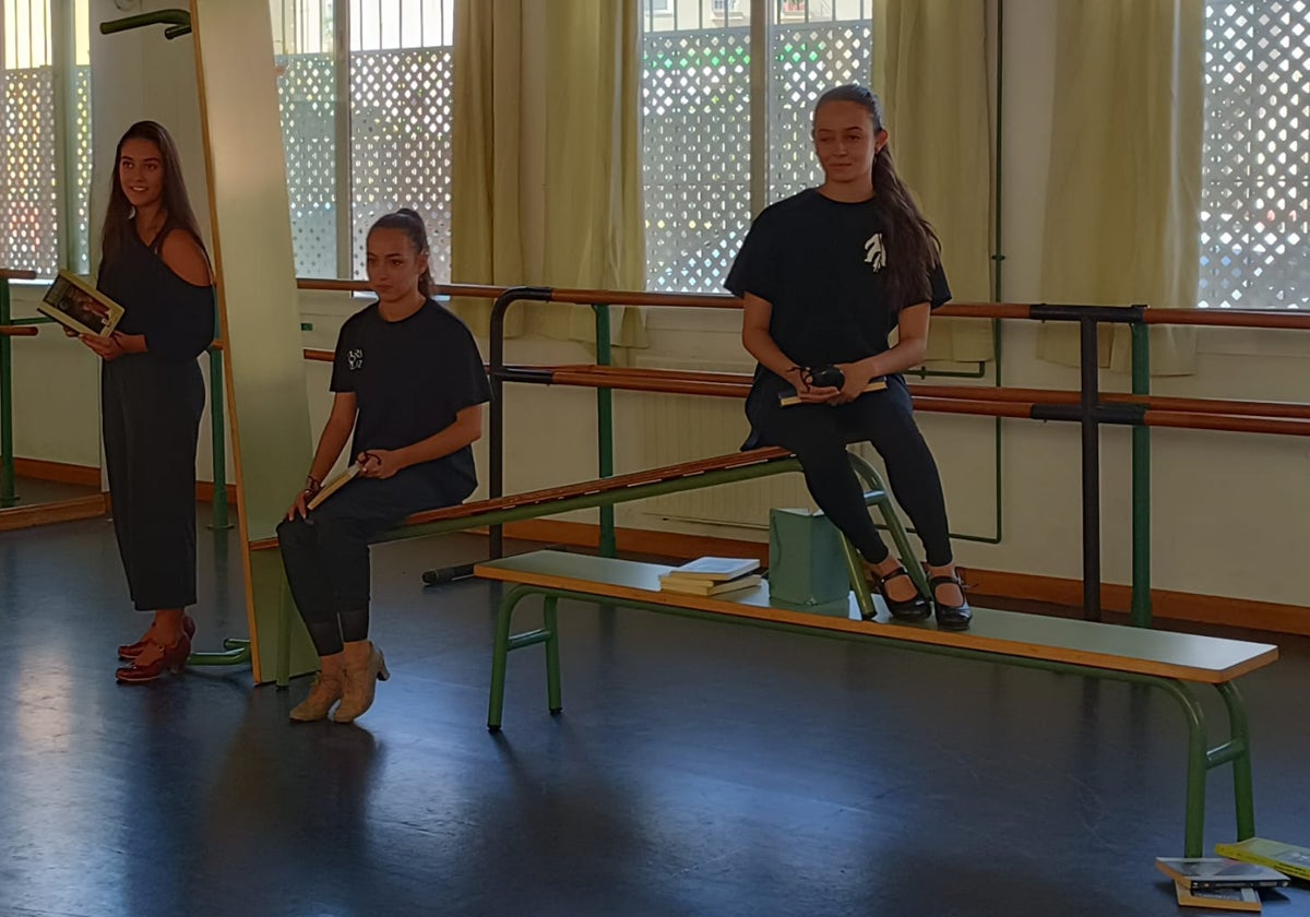 Yaiza Gómez, Lucía García y Mercedes Pedraza, alumnas de tercero de Coreografía en el Ángel Pericet.