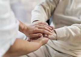 Imagen de archivo de una persona que apoya a un usuario del Servicio de Atención Domiciliaria.