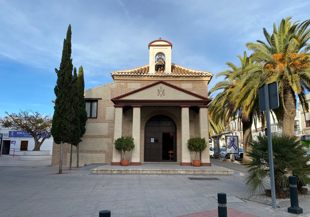 Imagen principal - Tres imágenes de la ermita nerjeña de Las Angustias, declarada desde esta semana como Bien de Interés Cultural.