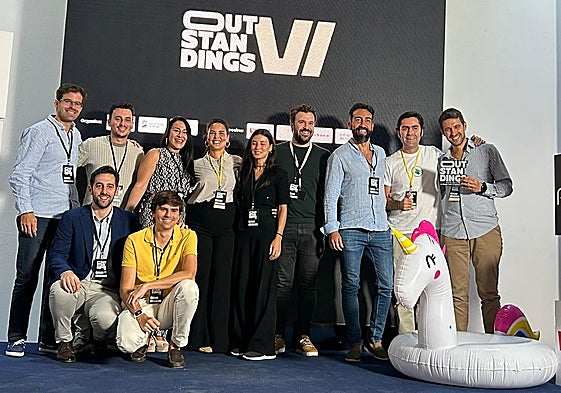 Foto de familia de los organizadores y los participantes.