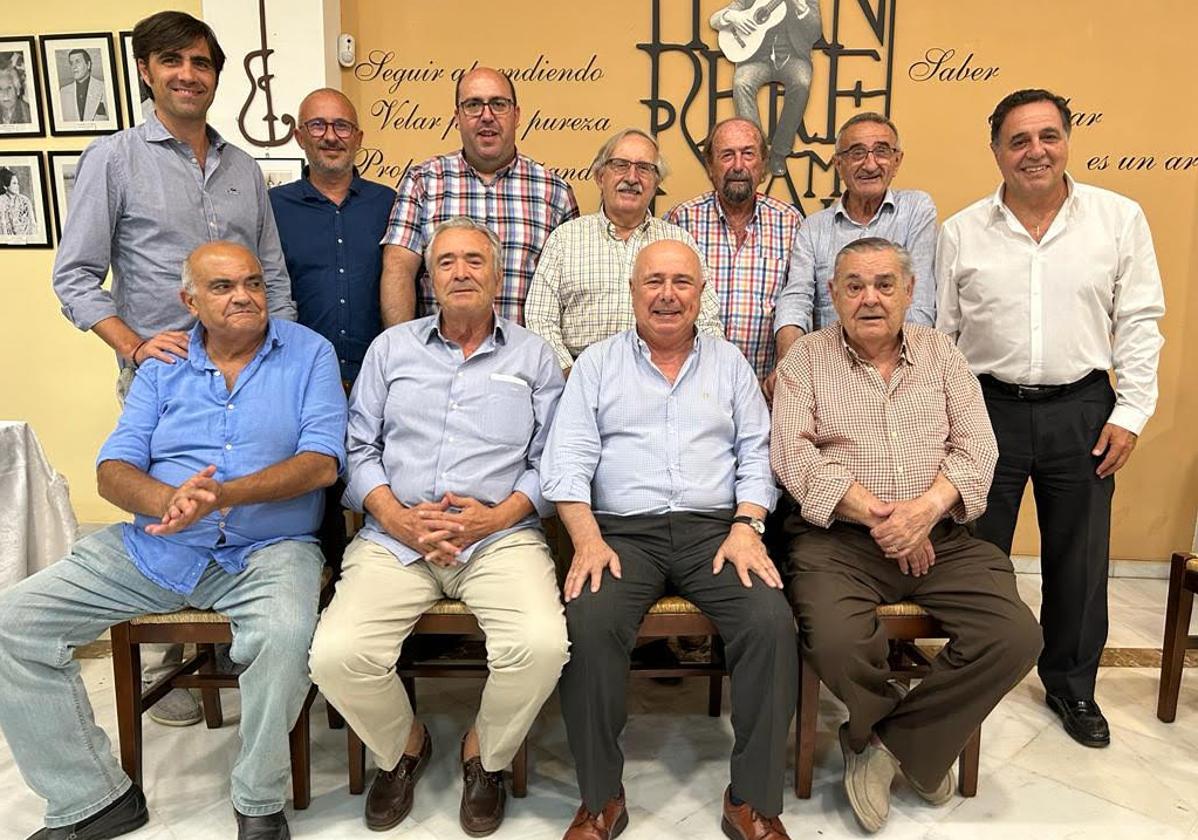 Parte de los miembros del jurado tras la reunión.