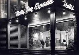 Foto antigua de la entrada al hotel, con las letras luminosas.