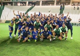 Los jugadores y técnicos ayudantes del Linares, tras la victoria en Córdoba.