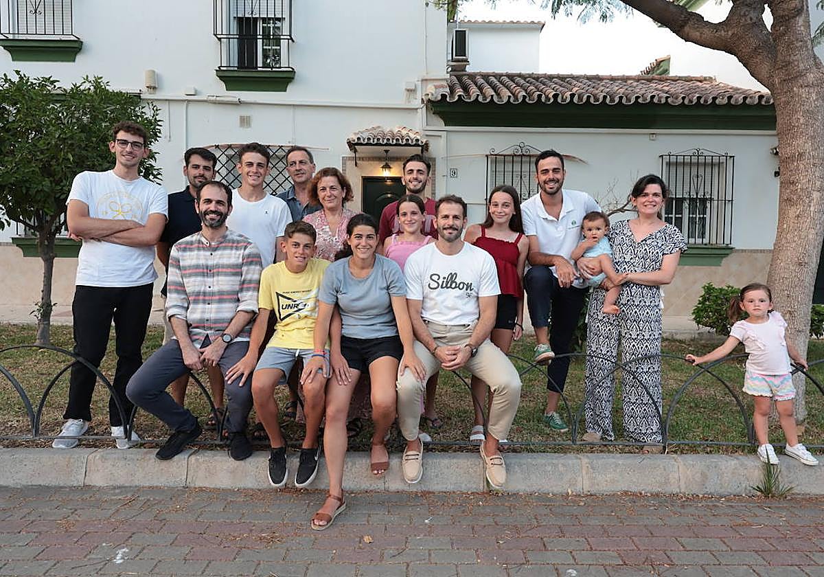 Pilar Rebollo y Fernando González junto a doce de sus hijos y dos de sus nietos.