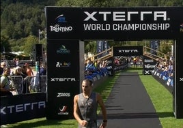 El triatleta de cross rinconero, este sábado tras cruzar la meta en Italia.