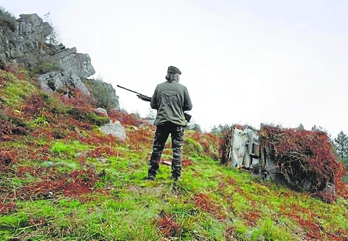 Un cazador en el monte a la espera de su presa.