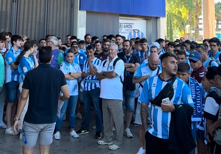 Los malaguistas, en los aledaños de La Rosaleda antes de subir al autobús.