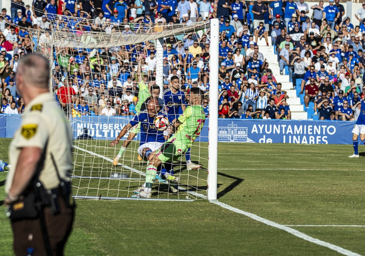 Roberto marca de esta forma el gol del Málaga en Linares.