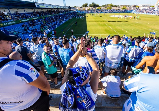 Los desplazados malaguistas en la grada visitante animan al equipo en el calentamiento.