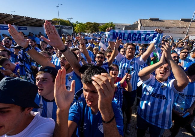 Los seguidores blanquiazules esperando el autobús del Málaga.