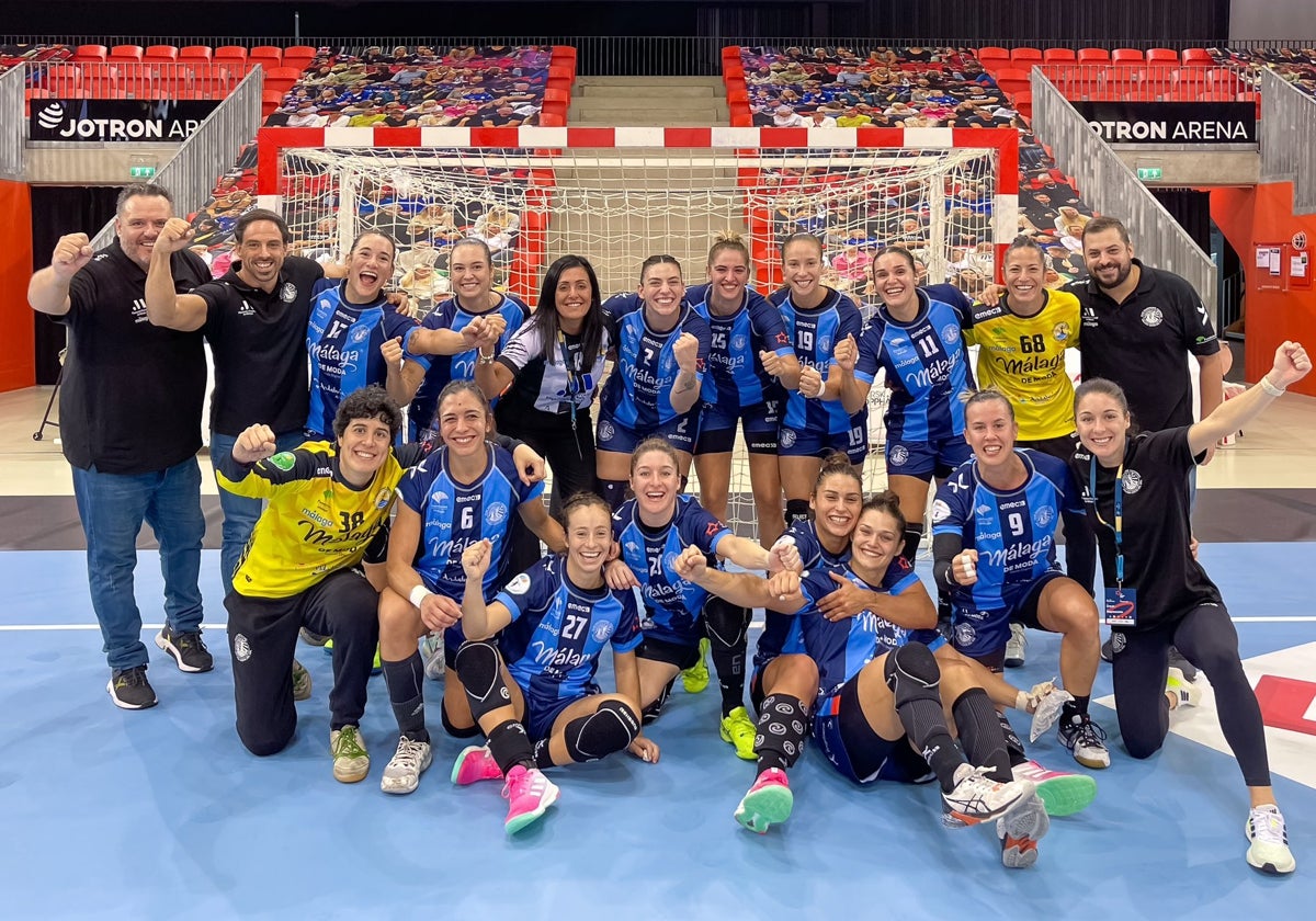 Las jugadoras y técnicos del Costa del Sol celebran la victoria en Noruega.