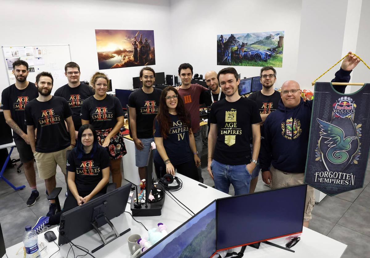 Bert Beeckman, con parte del equipo de Forgotten Empires, en el Polo Digital.