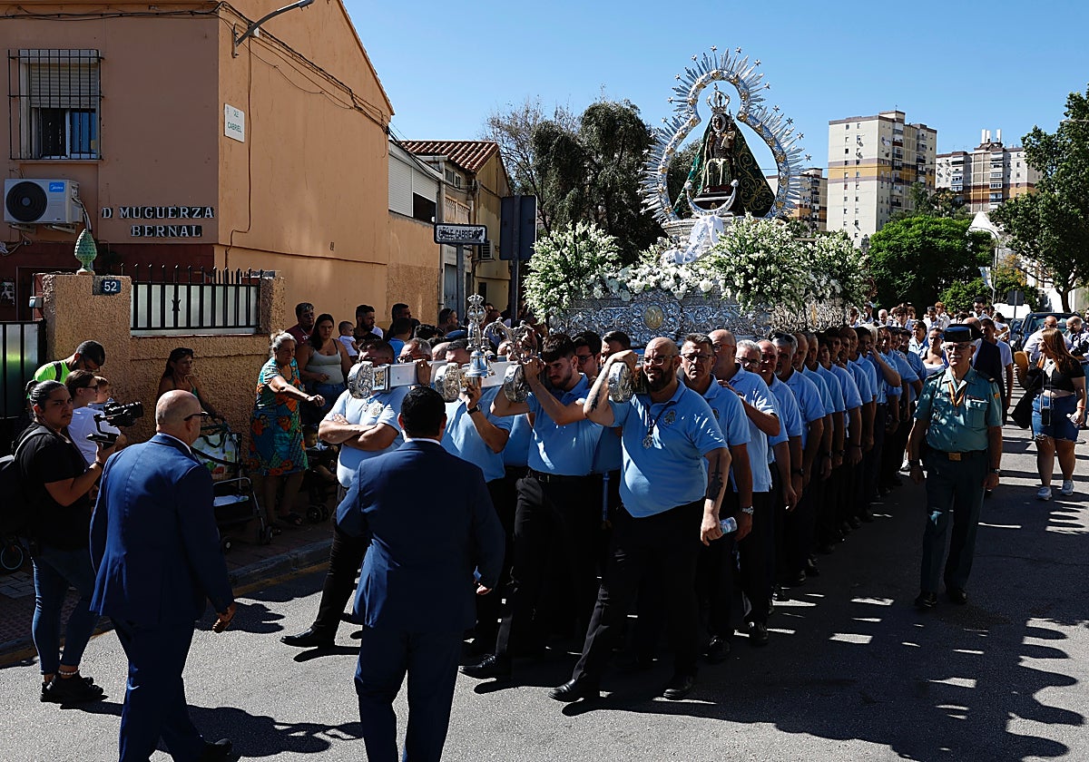 La Virgen de la Cabeza, durante su salida procesional de esta mañana.
