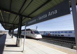 Imagen de la estación de Antequera-Santa Ana, con el tren de Ouigo al fondo.