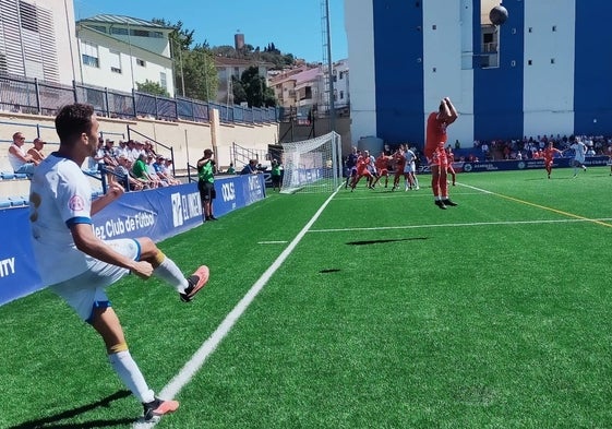 Luismi bota un saque de esquina para el Vélez.