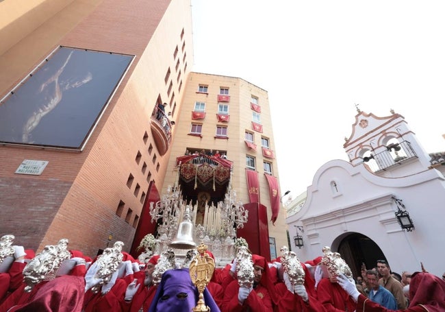 Momento de la salida de la Virgen de la Amargura el pasado Jueves Santo.