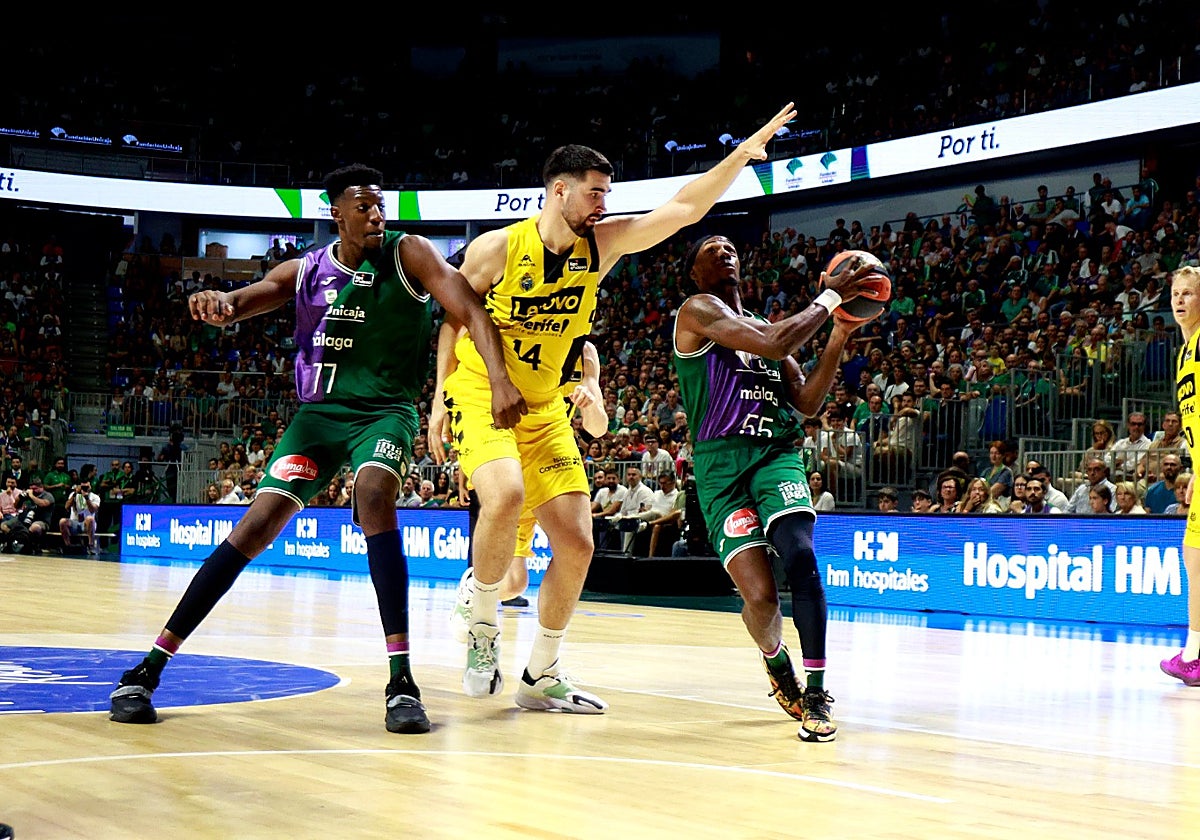 Perry penetra a canasta en el encuentro ante el Lenovo Tenerife.