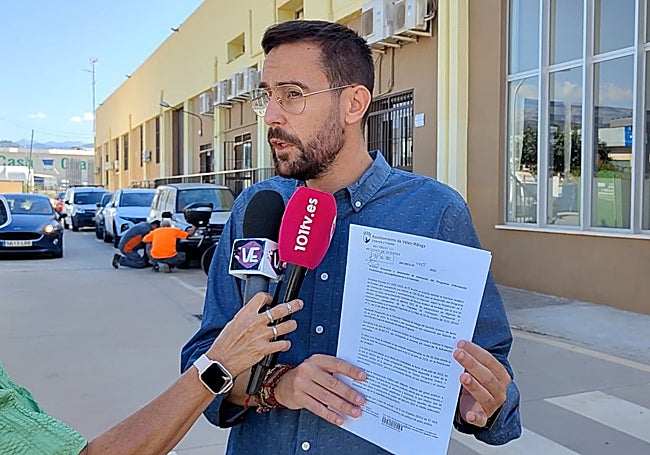 El portavoz del PSOE veleño, Víctor González, en rueda de prensa.