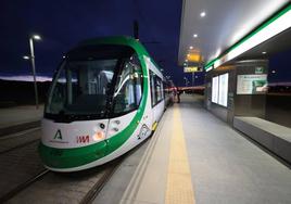 Uno de los trenes del metro de Málaga, este lunes a primera hora.