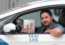 Jesús Báez muestra su último libro durante un descanso en su actividad como taxista.