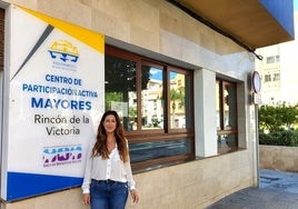 La concejala de Mayores, junto a las instalaciones.