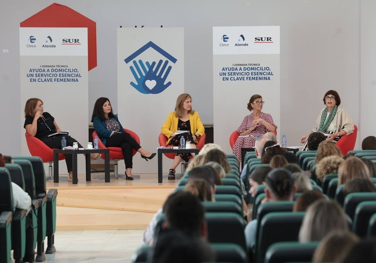 María de las Olas Palma, Verónica Plata, Carmen Alcaraz, Susana Pascual y Ana Medina, durante el debate de ayer organizado por SUR y Clece (Atende) en La Térmica.