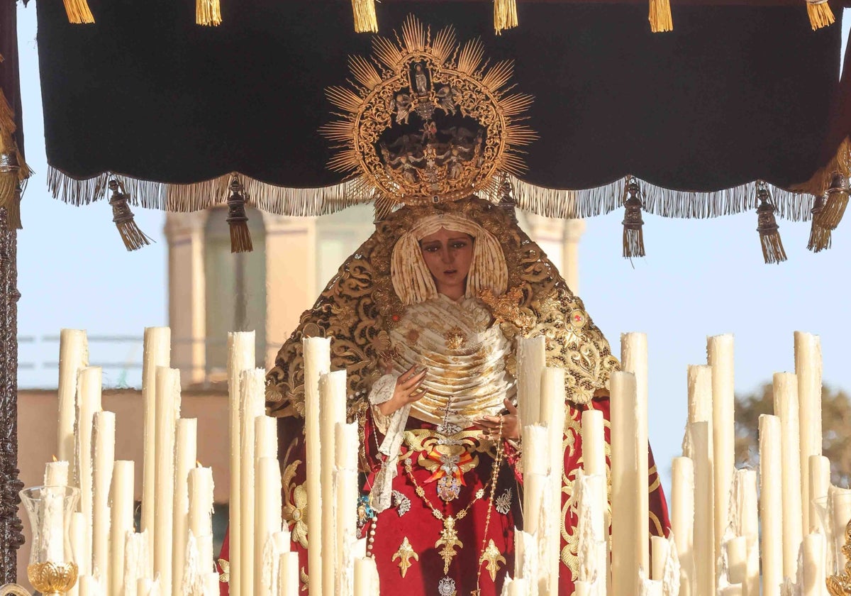 La Virgen de las Angustias, durante su procesión del Viernes Santo.