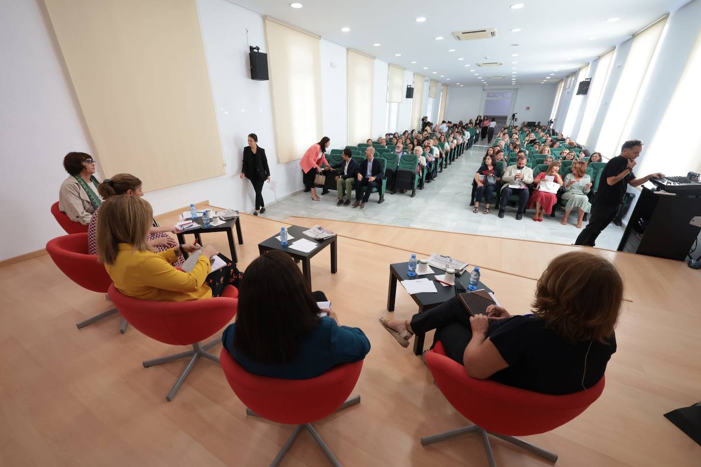 Imágenes de la I jornada &#039;Ayuda a domicilio, un servicio esencial en clave femenina&#039;