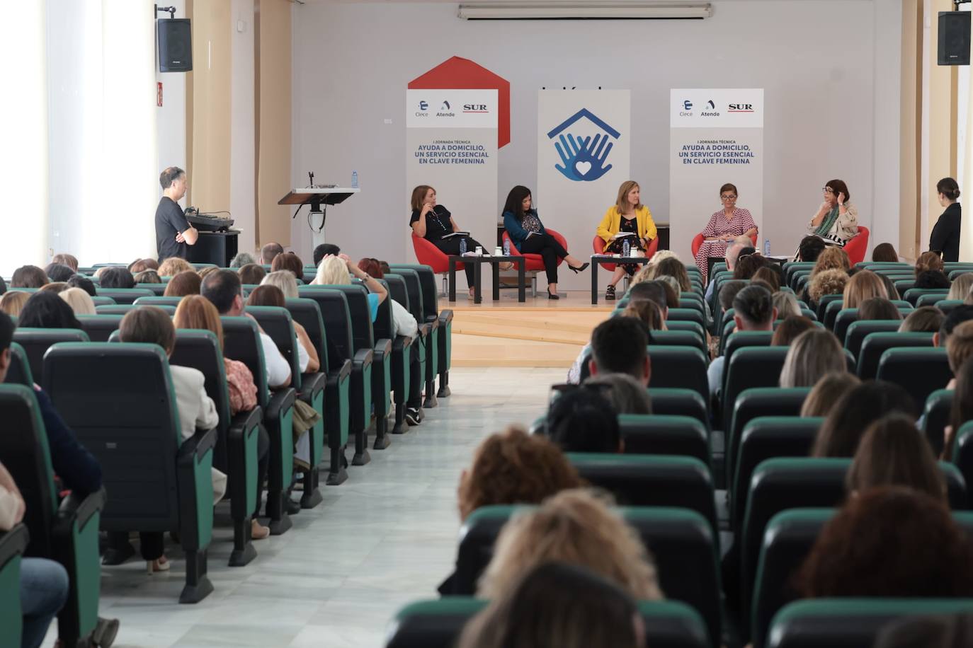 Imágenes de la I jornada &#039;Ayuda a domicilio, un servicio esencial en clave femenina&#039;