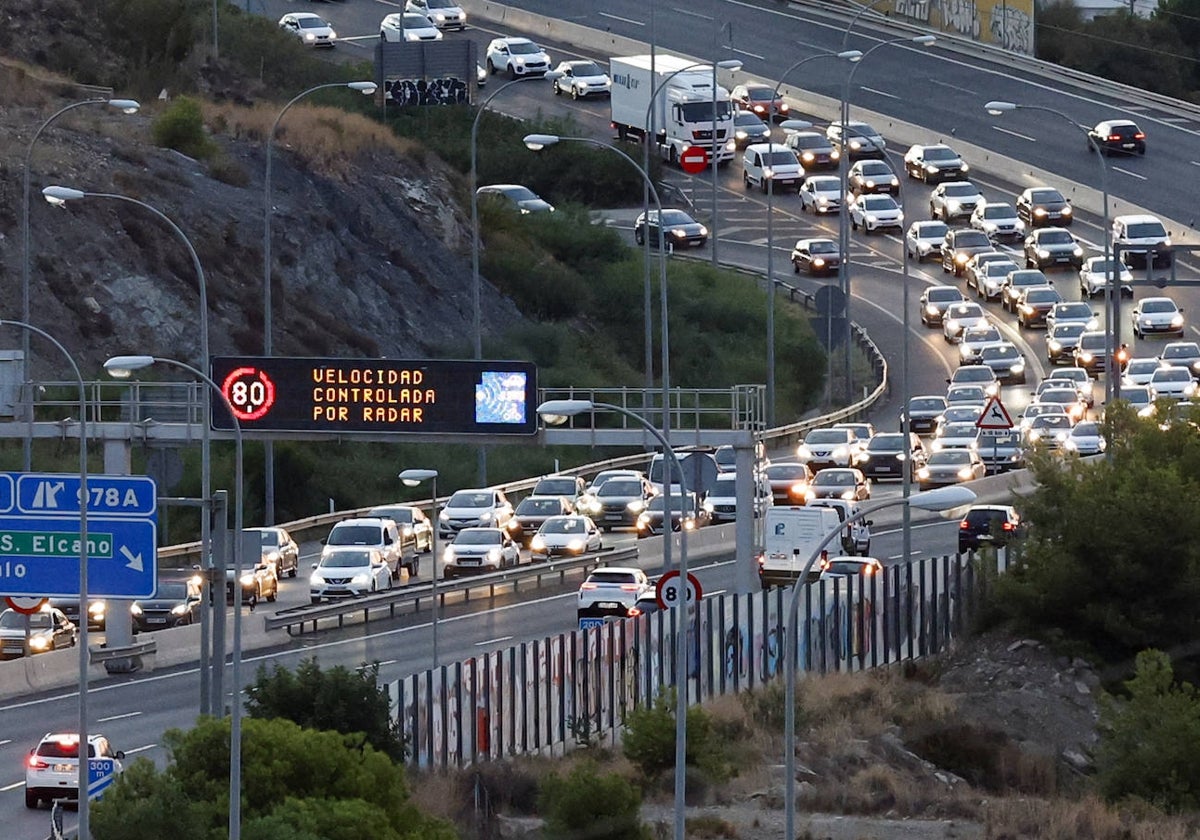 Las retenciones de entrada a Málaga por El Palo son diarias en la hora punta.